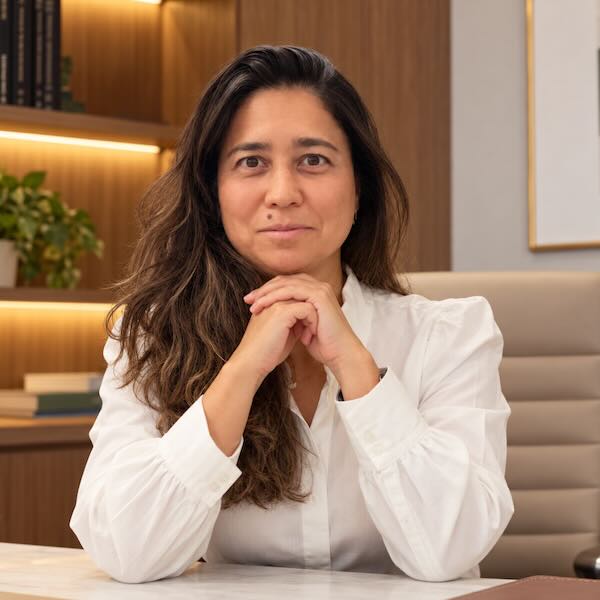 Dra. Raquel Iamaguchi, médica ortopedista especialista em cirurgia de punho, mão e microcirurgia reconstrutiva em São Paulo